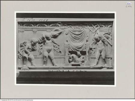 Vorderseite von DAI [https://www.deutsche-digitale-bibliothek.de/content/lizenzen/rv-ez/] Der sogenannte Thron des Neptun (und Denkmal des Erzbischof Johannes 9.) - Detail: Der sogenannte Thron des Neptun, bh574753_recto. Foto.