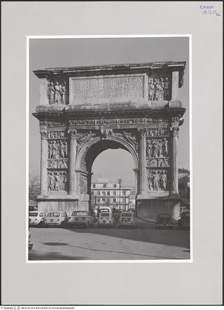 Vorderseite von DAI [https://www.deutsche-digitale-bibliothek.de/content/lizenzen/rv-ez/] Arco di Traiano (Trajansbogen)Südwestliche Seite (Stadtseite) - Gesamtansicht, bh574759_recto. Foto.