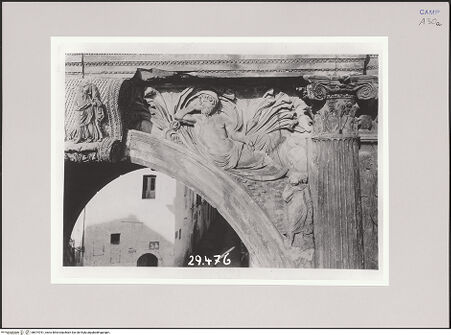 Vorderseite von DAI [https://www.deutsche-digitale-bibliothek.de/content/lizenzen/rv-ez/] Arco di Traiano (Trajansbogen)Nordöstliche Seite (Landseite) - Rechter Zwickel: Oceanus und Genius, bh574761_recto. Foto.