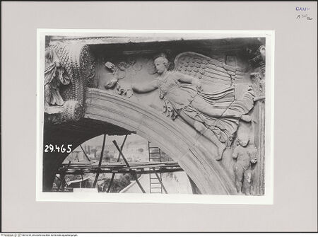 Vorderseite von DAI [https://www.deutsche-digitale-bibliothek.de/content/lizenzen/rv-ez/] Arco di Traiano (Trajansbogen)Südwestliche Seite (Stadtseite) - Rechter Zwickel: Victoria und Genius, bh574762_recto. Foto.