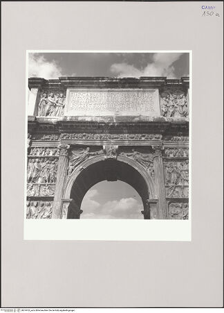 Vorderseite von DAI [https://www.deutsche-digitale-bibliothek.de/content/lizenzen/rv-fz/] Arco di Traiano (Trajansbogen)Südwestliche Seite (Stadtseite) - Teilansicht, bh574763_recto. Foto.