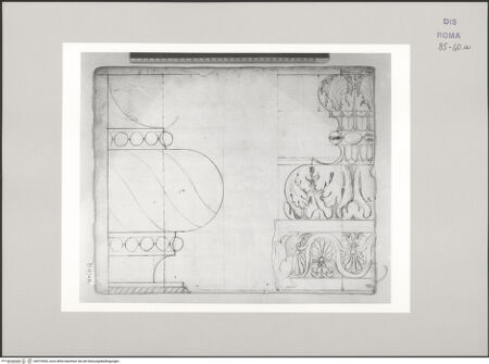 Vorderseite von Istituto Nazionale per la Grafica [https://www.deutsche-digitale-bibliothek.de/content/lizenzen/rv-ez/] Codice B (2501 B)Tempel des Apollo Sosianus, ornamentierte Säulenbasis, oberer Teil; Tempel der Concordia, Säulenbasis des Innenraums; - , bh575536_recto. Foto.