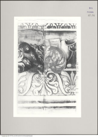 Vorderseite von Istituto Nazionale per la Grafica [https://www.deutsche-digitale-bibliothek.de/content/lizenzen/rv-ez/] Codice C (2502)Antica Basilica dei Santi Apostoli, ionisches Säulenkapitell in Seitenansicht - , bh575782_recto. Foto.