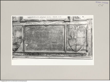 Vorderseite von Sopr. BAS ROMA [https://www.deutsche-digitale-bibliothek.de/content/lizenzen/rv-ez/] Inschrifttafel mit Wappen - , bh575937_recto. Foto.