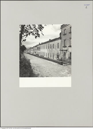 Vorderseite von Ente Provinciale per il Turismo, Caserta [https://www.deutsche-digitale-bibliothek.de/content/lizenzen/rv-ez/] Quartiere di San Carlo - Häuserzeile von Westen, bh576831_recto. Foto.