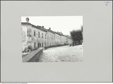 Vorderseite von Ente Provinciale per il Turismo, Caserta [https://www.deutsche-digitale-bibliothek.de/content/lizenzen/rv-ez/] Quartiere di San Carlo - Häuserzeile nach Westen, bh576832_recto. Foto.