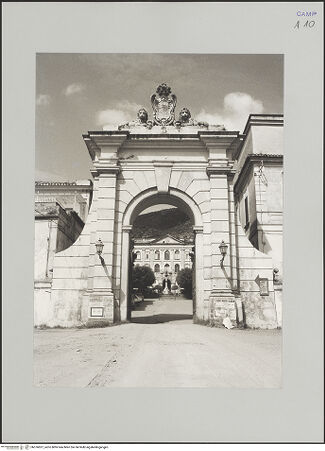 Vorderseite von unbekannt [https://www.deutsche-digitale-bibliothek.de/content/lizenzen/rv-fz/] Arco Borbonico - Gesamtansicht, im Hintergrund Belvedere, bh576837_recto. Foto: Kruft?, Hanno-Walter.