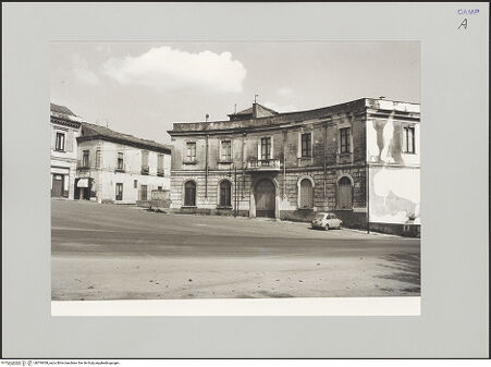 Vorderseite von unbekannt [https://www.deutsche-digitale-bibliothek.de/content/lizenzen/rv-fz/] Zentralplatz (Via degli Antichi Platani) - Segment des begonnenen Zentralplatzes, bh576838_recto. Foto: Kruft?, Hanno-Walter.