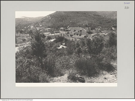 Vorderseite von unbekannt [https://www.deutsche-digitale-bibliothek.de/content/lizenzen/rv-fz/] Casino di San Leucio - Gebäudekomplex von oben, Teilansicht, bh576839_recto. Foto: Kruft?, Hanno-Walter.