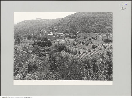 Vorderseite von unbekannt [https://www.deutsche-digitale-bibliothek.de/content/lizenzen/rv-fz/] Casino di San Leucio - Gebäudekomplex von oben, Teilansicht, bh576843_recto. Foto: Kruft?, Hanno-Walter.