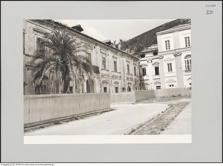 Vorderseite von unbekannt [https://www.deutsche-digitale-bibliothek.de/content/lizenzen/rv-fz/] Casino di San LeucioEdificio della seta - Ostflügel und zweiter Hof, bh576847_recto. Foto: Kruft, Hanno-Walter.