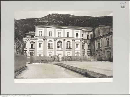 Vorderseite von unbekannt [https://www.deutsche-digitale-bibliothek.de/content/lizenzen/rv-fz/] Casino di San LeucioErweiterungsflügel - Hof, bh576848_recto. Foto: Kruft?, Hanno-Walter.