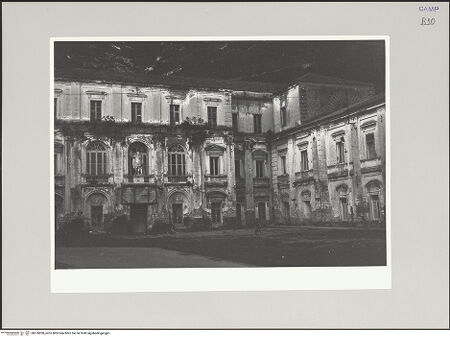 Vorderseite von unbekannt [https://www.deutsche-digitale-bibliothek.de/content/lizenzen/rv-fz/] Casino di San LeucioErweiterungsflügel - Hof (vor der Restaurierung), bh576850_recto. Foto: Kruft?, Hanno-Walter.