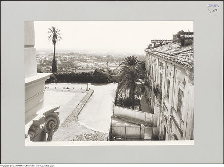 Vorderseite von unbekannt [https://www.deutsche-digitale-bibliothek.de/content/lizenzen/rv-fz/] Casino di San LeucioErweiterungsflügel - Blick aus dem Fenster in den Hof, rechts Ostflügel des Edificio della Seta, bh576855_recto. Foto: Kruft?, Hanno-Walter.
