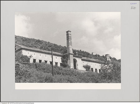 Vorderseite von unbekannt [https://www.deutsche-digitale-bibliothek.de/content/lizenzen/rv-fz/] Filanda dei Cipressi - Gesamtansicht von Süden, bh576870_recto. Foto: Völkel, Markus.