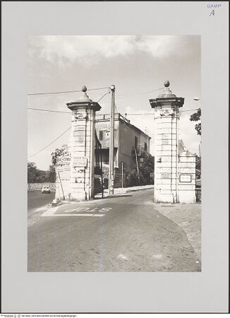 Vorderseite von unbekannt [https://www.deutsche-digitale-bibliothek.de/content/lizenzen/rv-fz/] Eingangsportal zur Kolonie - Gesamtansicht, bh576882_recto. Foto: Kruft?, Hanno-Walter.