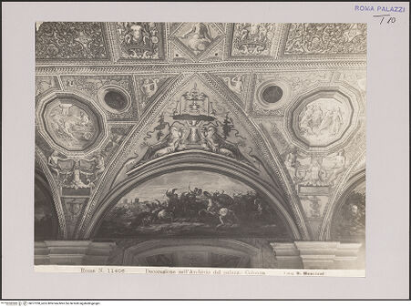 Vorderseite von Biblioteca Apostolica Vaticana [https://www.deutsche-digitale-bibliothek.de/content/lizenzen/rv-ez/] Gewölbedekoration all'anticaBrunnen flankiert von Personifikationen des Nil, Tropaion und Pfaun - Gesamtansicht der Stichkappe, bh577298_recto. Foto: Moscioni, Romualdo.