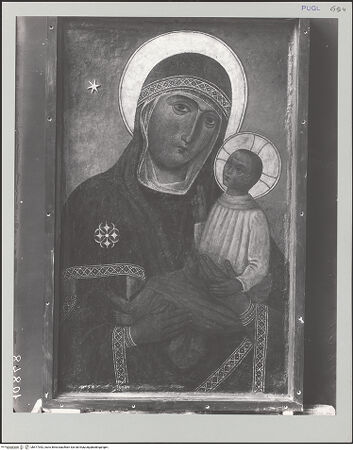 Vorderseite von ICCD [https://www.deutsche-digitale-bibliothek.de/content/lizenzen/rv-ez/] Madonna - Gesamtansicht (nach der Restaurierung 1927?), bh577392_recto. Foto.