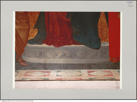 Vorderseite von Röll, Johannes [https://rightsstatements.org/page/CNE/1.0/] Maria mit Kind und Heilige - Detail: unterer Gewandsaum der Maria und Thron mit Cherubim, bh577807_recto. Foto: Röll, Johannes.