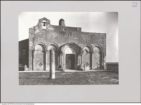 Vorderseite von ICCD [https://www.deutsche-digitale-bibliothek.de/content/lizenzen/rv-ez/] Santa Maria Maggiore di SipontoAußenbauHauptfassade - Gesamtansicht, bh578364_recto. Foto.