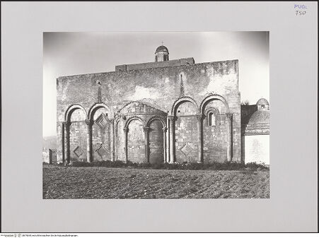 Vorderseite von ICCD [https://www.deutsche-digitale-bibliothek.de/content/lizenzen/rv-ez/] Santa Maria Maggiore di SipontoAußenbauSüdfassade - Seitenansicht, bh578365_recto. Foto.