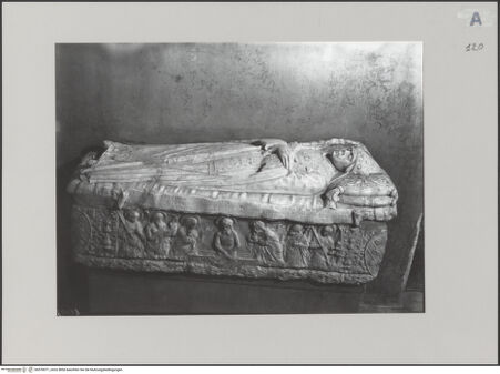 Vorderseite von ICCD [https://www.deutsche-digitale-bibliothek.de/content/lizenzen/rv-ez/] Grabmal des Bischofs Giovanni Montaperto (gest. 1485) - Gesamtansicht von oben, bh578371_recto. Foto.