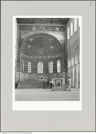 Vorderseite von Bibliotheca Hertziana [https://www.deutsche-digitale-bibliothek.de/content/lizenzen/rv-fz/] Sant'Apollinare in ClasseTriumphbogen und Apsis - Chor von Nordwesten, bh578401_recto. Foto: Hahn, Hanno.