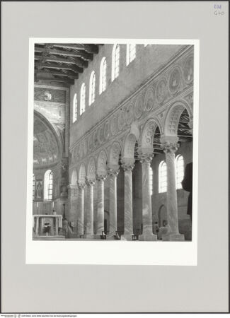 Vorderseite von Bibliotheca Hertziana [https://www.deutsche-digitale-bibliothek.de/content/lizenzen/rv-fz/] Sant'Apollinare in ClasseMittelschiff und Arkaden - Inneres, südliche Mittelschiffswand, nach Osten, bh578402_recto. Foto: Hahn, Hanno.