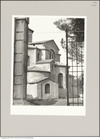 Vorderseite von Bibliotheca Hertziana [https://www.deutsche-digitale-bibliothek.de/content/lizenzen/rv-fz/] San VitaleAußenbau - Ostabschluß von Südosten, bh578403_recto. Foto: Hahn, Hanno.