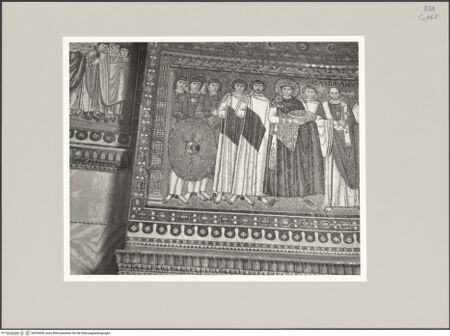 Vorderseite von Bibliotheca Hertziana [https://www.deutsche-digitale-bibliothek.de/content/lizenzen/rv-fz/] Dekoration des PresbyteriumsChristus als Kosmokrator zwischen Engeln, dem heiligen Vitalis und Bischof Ecclesius; Die Opferung von Kaiser Justinian; Die Opferung der Kaiserin TeodoraDie Opferung von Kaiser Justinian, umgeben von seinem Hofstaat und Bischof Maximianus - Teilansicht, bh578405_recto. Foto: Hahn, Hanno.