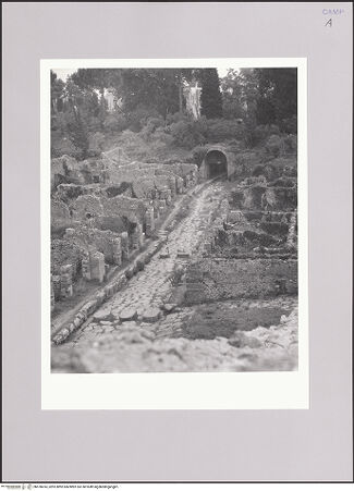 Vorderseite von Bibliotheca Hertziana [https://www.deutsche-digitale-bibliothek.de/content/lizenzen/rv-fz/] Via Stabiana - Blick auf die Via Stabiana in Richtung Porta Stabia (im Hintergrund), bh578414_recto. Foto: Hahn, Hanno.