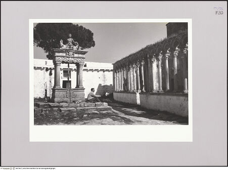 Vorderseite von Bibliotheca Hertziana [https://www.deutsche-digitale-bibliothek.de/content/lizenzen/rv-fz/] Abbazia di Santa Maria di Cerrate - Brunnen und Arkade von Nordwesten (Zustand 1957), bh578427_recto. Foto: Hahn, Hanno.