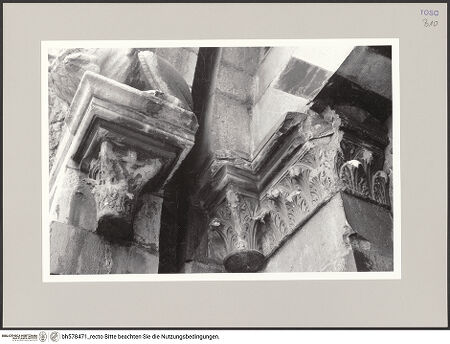 Vorderseite von Bibliotheca Hertziana [https://www.deutsche-digitale-bibliothek.de/content/lizenzen/rv-fz/] Eingangsportal, linke Seite, Detail: Kapitellzone, bh578471_recto. Foto: Hahn, Hanno.