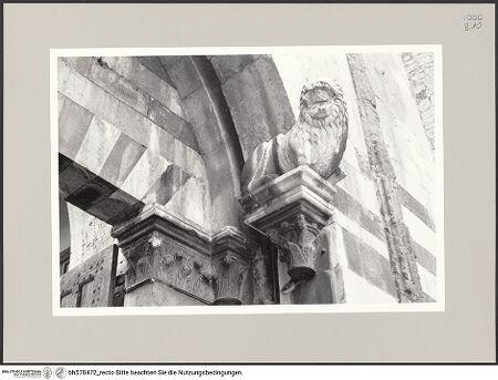 Vorderseite von Bibliotheca Hertziana [https://www.deutsche-digitale-bibliothek.de/content/lizenzen/rv-fz/] Eingangsportal, rechte Seite, Detail: Kapitellzone, bh578472_recto. Foto: Hahn, Hanno.