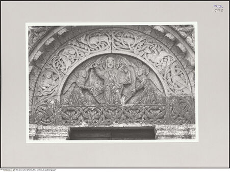 Vorderseite von Bibliotheca Hertziana [https://www.deutsche-digitale-bibliothek.de/content/lizenzen/rv-fz/] Portal der NordseiteTympanon, Archivolten und Türsturz: Christus in der Mandorla, umgeben von den Symbolen der vier Evangelisten (und Tieren) - Gesamtansicht, bh578502_recto. Foto: Hutzel, Max.