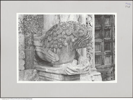 Vorderseite von Bibliotheca Hertziana [https://www.deutsche-digitale-bibliothek.de/content/lizenzen/rv-fz/] Portal der NordseiteBaldachin mit Greifen und Löwen - Löwe links, bh578503_recto. Foto: Hutzel, Max.