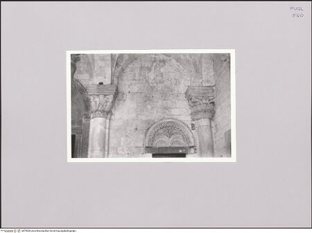 Vorderseite von Bibliotheca Hertziana [https://www.deutsche-digitale-bibliothek.de/content/lizenzen/rv-fz/] Chiesa di OgnissantiPortikus - Rechtes Seitenportal, Detail, Tympanon, bh578520_recto. Foto: Hahn, Hanno.