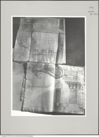 Vorderseite von Istituto Nazionale per la Grafica [https://www.deutsche-digitale-bibliothek.de/content/lizenzen/rv-ez/] Codice C (2502)Tempel des Castor und des Pollux, architektonische Details - , bh578817_recto. Foto.