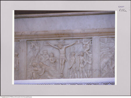 Vorderseite von Röll, Johannes [https://www.deutsche-digitale-bibliothek.de/content/lizenzen/rv-fz/] Szenen aus der Passion Christi - Predella, Detail: Kreuzigung Christi, bh578838_recto. Foto (digital): Röll, Johannes.