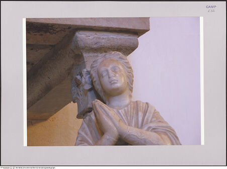 Vorderseite von Röll, Johannes [https://www.deutsche-digitale-bibliothek.de/content/lizenzen/rv-fz/] Grabmal des Erzbischofs Nicolò II. Piscicelli (gest. 1471) - Rechte Stützfigur, Detail: Oberkörper, bh578890_recto. Foto (digital): Röll, Johannes.