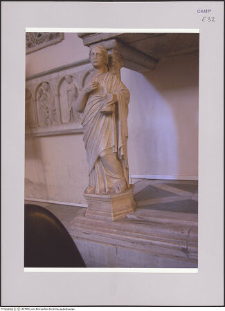 Vorderseite von Röll, Johannes [https://www.deutsche-digitale-bibliothek.de/content/lizenzen/rv-fz/] Grabmal des Erzbischofs Nicolò II. Piscicelli (gest. 1471) - Linke Stützfigur (Fides), bh578892_recto. Foto (digital): Röll, Johannes.