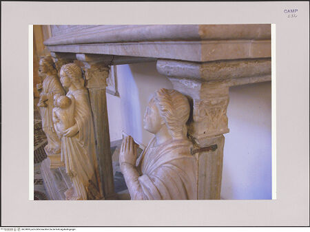 Vorderseite von Röll, Johannes [https://www.deutsche-digitale-bibliothek.de/content/lizenzen/rv-fz/] Grabmal des Erzbischofs Nicolò II. Piscicelli (gest. 1471) - Stützfiguren, Teilansicht, bh578895_recto. Foto (digital): Röll, Johannes.