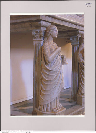 Vorderseite von Röll, Johannes [https://www.deutsche-digitale-bibliothek.de/content/lizenzen/rv-fz/] Grabmal des Erzbischofs Nicolò II. Piscicelli (gest. 1471) - Linke Stützfigur (Fides), Seitenansicht, bh578897_recto. Foto (digital): Röll, Johannes.