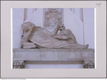 Vorderseite von Röll, Johannes [https://www.deutsche-digitale-bibliothek.de/content/lizenzen/rv-fz/] Grabmal des Matteo Granita - Detail: Liegefigur und Wappen, bh578918_recto. Foto (digital): Röll, Johannes.