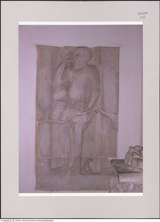 Vorderseite von Röll, Johannes [https://www.deutsche-digitale-bibliothek.de/content/lizenzen/rv-fz/] Grabplatte eines Unbekannten Ritters - Gesamtansicht, bh578921_recto. Foto (digital): Röll, Johannes.