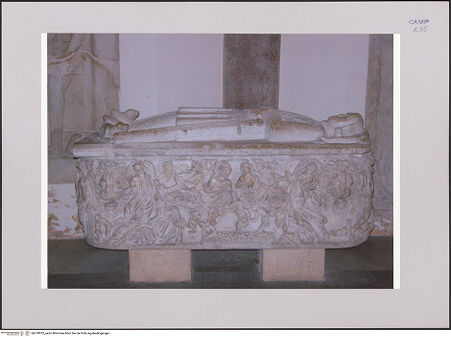 Vorderseite von Röll, Johannes [https://www.deutsche-digitale-bibliothek.de/content/lizenzen/rv-fz/] Antiker Sarkophag mit Liegefigur - Gesamtansicht, bh578922_recto. Foto (digital): Röll, Johannes.