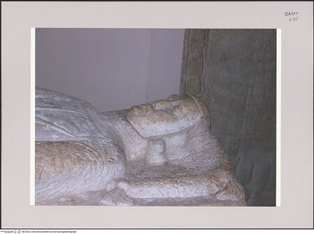 Vorderseite von Röll, Johannes [https://www.deutsche-digitale-bibliothek.de/content/lizenzen/rv-fz/] Antiker Sarkophag mit LiegefigurLiegefigur eines Soldaten der Anjou - Detail: Kopf, bh578923_recto. Foto (digital): Röll, Johannes.