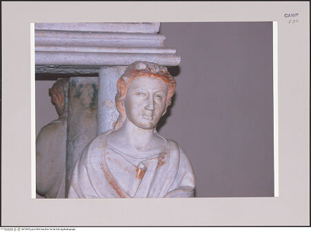 Vorderseite von Röll, Johannes [https://www.deutsche-digitale-bibliothek.de/content/lizenzen/rv-fz/] Grabmonument der Königin Margherita von Anjou DurazzoSarkophagpfeiler mit vier weiblichen Personifikationen: Prudenza, Regalità, Fede, Fortezza und Regalità - Regalità, Detail: Kopf, bh578933_recto. Foto (digital): Röll, Johannes.