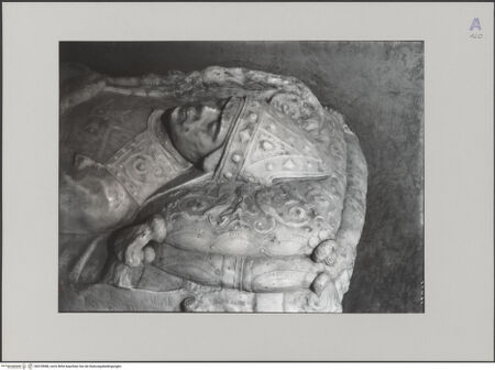 Vorderseite von ICCD [https://www.deutsche-digitale-bibliothek.de/content/lizenzen/rv-ez/] Grabmal des Bischofs Giovanni Montaperto (gest. 1485) - Liegefigur, Detail: Kopf, bh578988_recto. Foto.