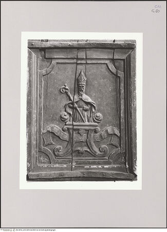 Vorderseite von ICCD [https://www.deutsche-digitale-bibliothek.de/content/lizenzen/rv-ez/] Holztür mit Darstellung eines heiligen Bischofs - Gesamtansicht, bh578995_recto. Foto.